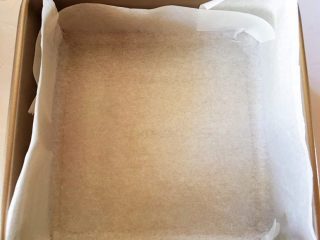 15、红枣糕,8寸方形烤盘中提前铺好油纸。