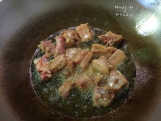 3、甜酸菠萝排骨，酸酸甜甜过一夏,冷锅下适量的玉米油，油开后放入排骨