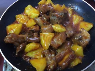 10、甜酸菠萝排骨，酸酸甜甜过一夏,再放入炸过的排骨，迅速翻炒至排骨裹满酱汁