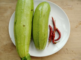 1、香辣西葫,准备材料