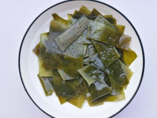 3、清甜浓郁的海带黄豆排骨汤,海带泡发洗净切片。