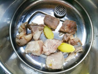 7、清甜浓郁的海带黄豆排骨汤,排骨连同姜片一起放入锅中。