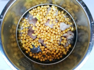 8、清甜浓郁的海带黄豆排骨汤,加入黄豆。