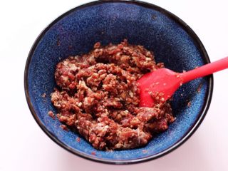 4、全麦牛肉白菜包,这个时候加入花生油，然后把所有的调料混合拌匀后。