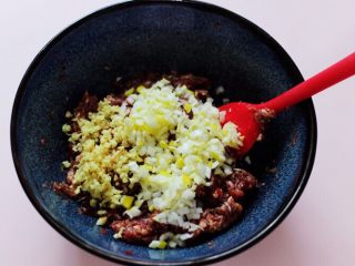 5、全麦牛肉白菜包,放入用刀剁碎的葱姜末。