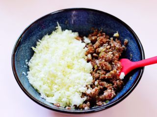 6、全麦牛肉白菜包,搅拌均匀后，加入切碎的大白菜。