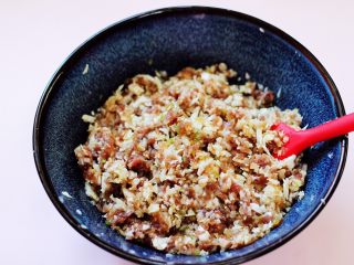 7、全麦牛肉白菜包,把所有的食材搅拌均匀就可以了。