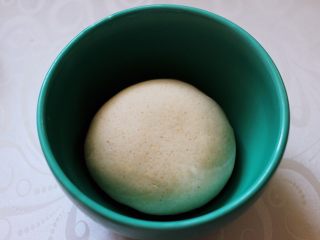 9、全麦牛肉白菜包,把和好的面团用手揉圆后，盖上保鲜膜进行醒发。