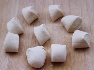 11、全麦牛肉白菜包,把醒发好的面团排气揉匀后，用手搓成长条后，用刀切成大小一致的剂子。