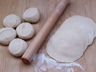 12、全麦牛肉白菜包,把剂子摁扁后，用擀面杖擀成圆形薄面皮。