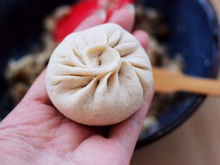 14、全麦牛肉白菜包,包成自己喜欢的样子就可以了。