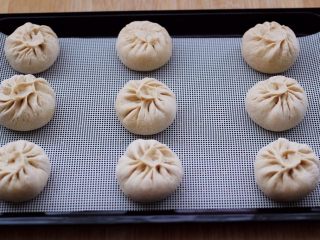 15、全麦牛肉白菜包,依次包好所有的包子后。