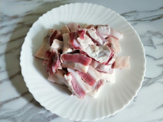 1、西红柿土豆炖牛腩,牛腩洗净切块，这一次去晚了牛腩买的不好，尽可能选瘦一些的比较好吃