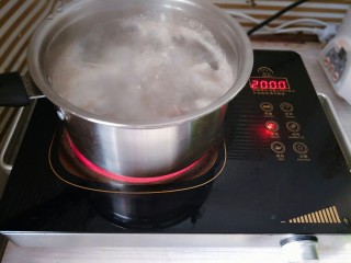 3、西红柿土豆炖牛腩,水开后捞出冲洗干净浮沫