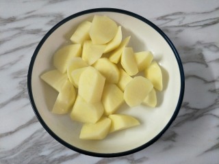 6、西红柿土豆炖牛腩,土豆去皮切块备用