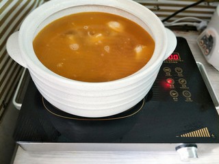 11、西红柿土豆炖牛腩,转入砂锅，加适量水大火烧开