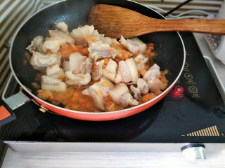 10、西红柿土豆炖牛腩,下入牛腩翻炒一会