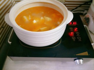 13、西红柿土豆炖牛腩,加入土豆煮十多分钟