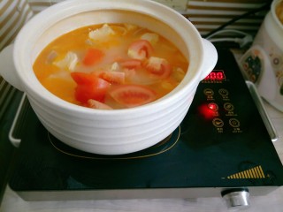 14、西红柿土豆炖牛腩,加入西红柿块稍煮一会