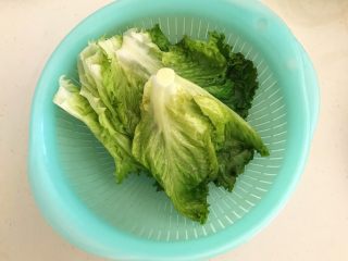 4、5分钟快手菜  蚝油生菜,生菜沥干水分后放入盘中