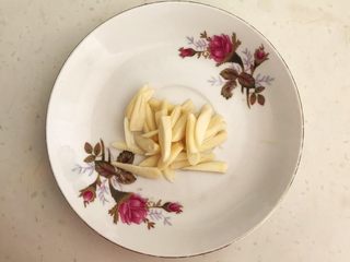 5、5分钟快手菜  蚝油生菜,大蒜切成丝