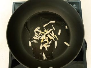 7、5分钟快手菜  蚝油生菜,加入蒜丝炒香