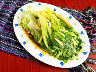 13、5分钟快手菜  蚝油生菜,把炒好的汤汁浇到生菜上即可