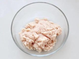 1、鲜虾玉米饼,将鸡胸肉洗净后剔去表面筋膜，切成小一点的块状用绞肉机中打成肉糜。