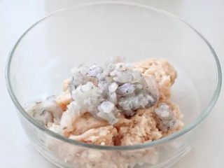 2、鲜虾玉米饼,虾仁切成小丁放到肉糜中，我是用鲜虾剥出的虾仁。