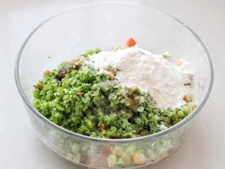 5、鲜虾玉米饼,调入生抽、蚝油、胡椒粉、盐和普通面粉。