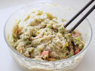 6、鲜虾玉米饼,再打入一个鸡蛋，用筷子顺时针一个方向搅拌至黏稠上劲儿状态。