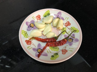 2、蒜泥茼蒿➕蒜泥蒸茼蒿,蒜剥皮干辣椒清洗