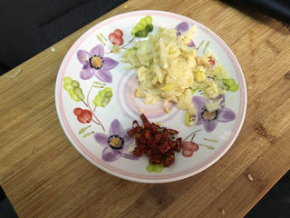 3、蒜泥茼蒿➕蒜泥蒸茼蒿,蒜压蒜泥，干辣椒切碎