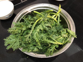 4、蒜泥茼蒿➕蒜泥蒸茼蒿,茼蒿择去老茎，淡盐水清洗，沥水备用