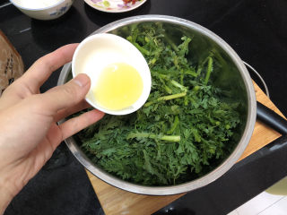 6、蒜泥茼蒿➕蒜泥蒸茼蒿,放少许食用油，搅拌均匀