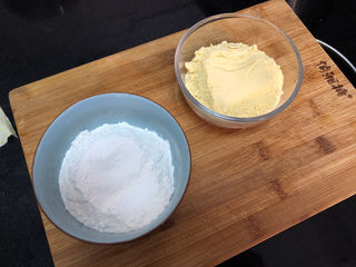 7、蒜泥茼蒿➕蒜泥蒸茼蒿,面粉，玉米粉各60g，用玉米粉蒸更加软嫩