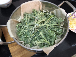 10、蒜泥茼蒿➕蒜泥蒸茼蒿,笼布打湿，铺上茼蒿