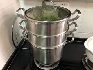 12、蒜泥茼蒿➕蒜泥蒸茼蒿,水开放入茼蒿，中火蒸5分钟