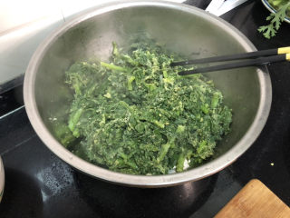 13、蒜泥茼蒿➕蒜泥蒸茼蒿,关火，不用焖，直接取出。用筷子挑散