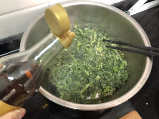 14、蒜泥茼蒿➕蒜泥蒸茼蒿,倒入一汤匙麻油