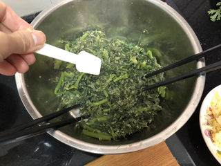 15、蒜泥茼蒿➕蒜泥蒸茼蒿,一茶匙食盐，拌匀