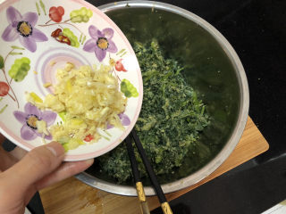 16、蒜泥茼蒿➕蒜泥蒸茼蒿,茼蒿散去热气，最后加入蒜泥，拌匀，即可食用。