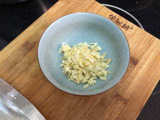 17、蒜泥茼蒿➕蒜泥蒸茼蒿,阿晨今天还做了个蘸水，取一些蒜蓉