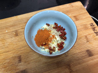 18、蒜泥茼蒿➕蒜泥蒸茼蒿,加半勺辣椒粉，一汤匙白芝麻，干辣椒碎