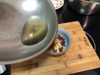 19、蒜泥茼蒿➕蒜泥蒸茼蒿,浇上热油搅拌均匀