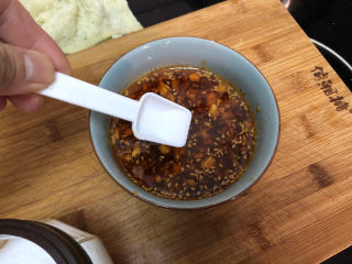 24、蒜泥茼蒿➕蒜泥蒸茼蒿,拌匀尝下咸淡，根据个人口味添加少许食盐定味。