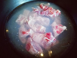 2、#一碗汤##滋补润燥#山药玉米小排汤,排骨洗干净后，冷水入锅，大火烧开即可捞出。