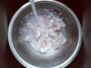 3、#一碗汤##滋补润燥#山药玉米小排汤,捞出后用冷水反复冲洗，把小排上的杂质冲洗干净，捞出淋干水份备用。