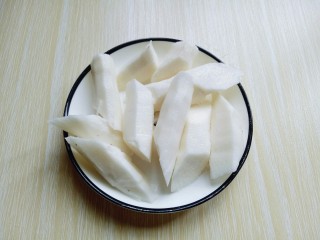 6、#一碗汤##滋补润燥#山药玉米小排汤,将洗干净的山药滚刀切。