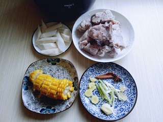 9、#一碗汤##滋补润燥#山药玉米小排汤,所有食材准备工作完成。